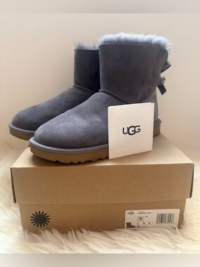UGG🩶Mini Bailey Bow II Grey Size 7